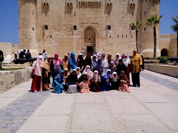 فتيات البعوث الإسلامية في زيارة إلى قلعة قايتباي بالإسكندرية
