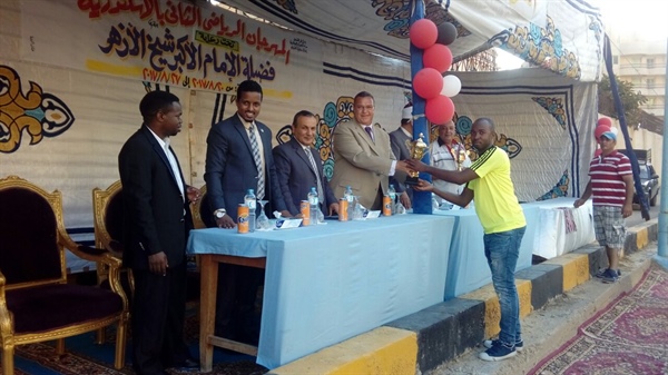 توزيع الميداليات والكؤوس على الطلاب الفائزين بالحفل الختامي للمهرجان الرياضي بمدينة البعوث بالإسكندرية