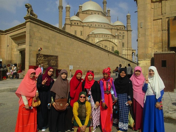 مدينة البعوث تنظم رحلة للطالبات الوافدات إلى قلعة صلاح الدين بالقاهرة