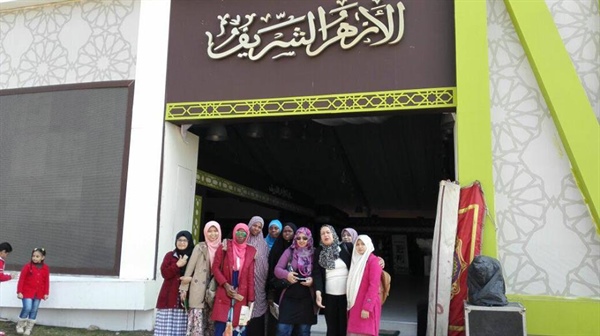 طلاب البعوث الإسلامية يشاركون في فعاليات جناح الأزهر الشريف