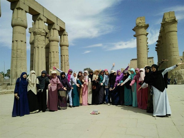طلاب البعوث يواصلون التعرف على الحضارة الفرعونية خلال جولتهم بمدينتي الأقصر وأسوان