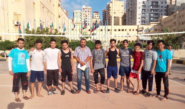 طلاب المعسكر الصيفي بالاسكندرية يقومون برحلة إلى شاطئ البحر