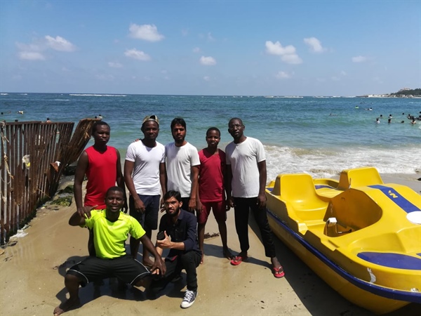بالصور.. طلاب الفوج الخامس من المعسكر الصيفي لمدن البعوث على شاطئ البحر