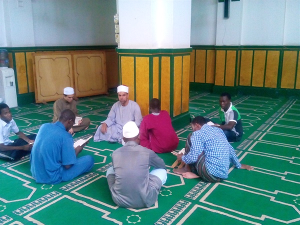 استمرار فعاليات مدرسة الطيب لتحفيظ القرآن الكريم وتجويده للطلاب الوافدين
