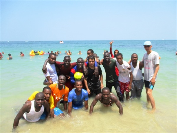 الفوج الثالث للمعسكر الصيفي.. طلاب "أسرة الطيب" في رحلة شاطئية
