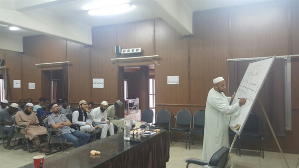 وسط إقبال من الطلاب ..لجنة تطوير منظومة الوافدين بالتنسيق مع رواق القرآن الكريم تنظم برنامج لشرح التحفة والجزرية